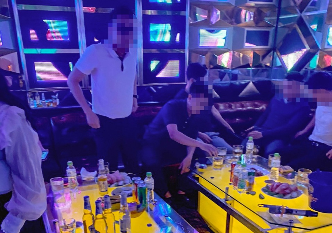 17 người say sưa hát karaoke trong câu lạc bộ bia ở Hà Nội - 2 17 người say sưa hát karaoke trong câu lạc bộ bia ở Hà Nội - 2