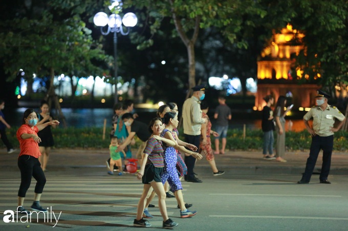 Bờ hồ Hoàn Kiếm trở nên đông đúc, giới trẻ Hà Nội thoả thích "check-in" trong ngày đầu phố đi bộ mở cửa trở lại - Ảnh 1.