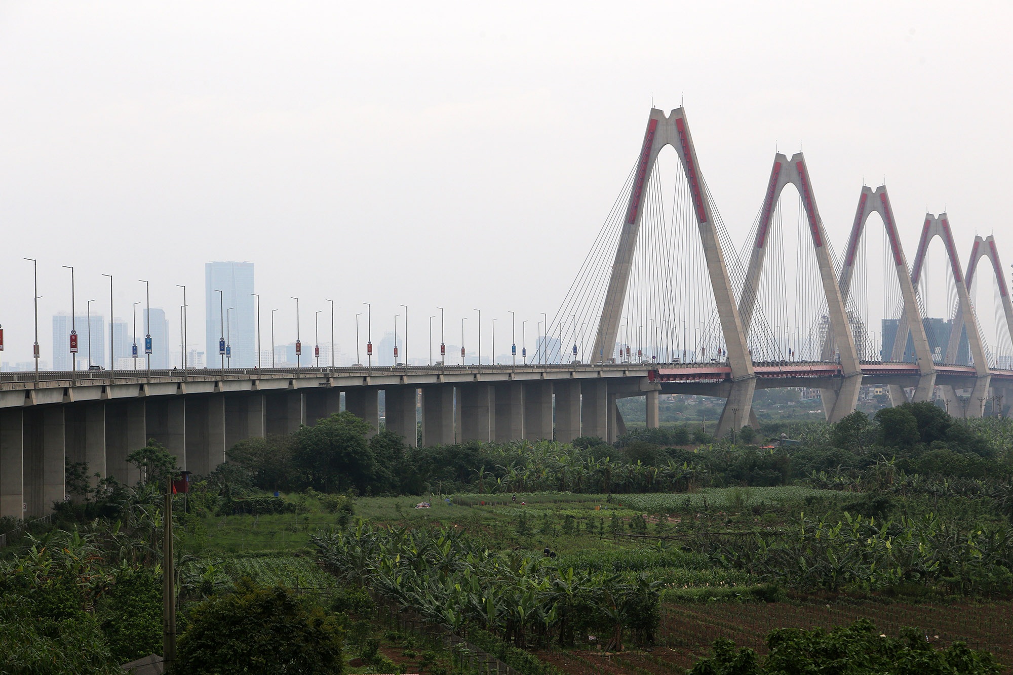 Những cây cầu ở Hà Nội vắng người chưa từng có - 5