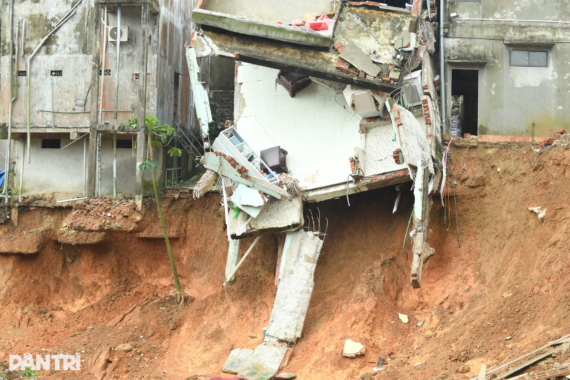 Sạt lở xé toạc nhà dân, đe dọa khách sạn, hàng chục người tháo chạy - 2