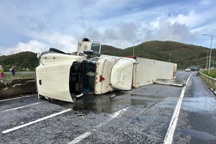 Xe container lật trước cửa hầm Phước Tượng