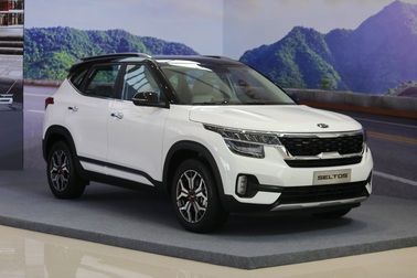 Ô tô đua nhau tăng giá, khách Việt mua xe đắt thêm cả trăm triệu đồng