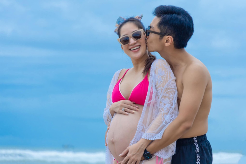 Khánh Thi mang bầu lần 3: Sắp sinh vẫn khoe dáng gợi cảm, ông xã cưng chiều - 2 Khánh Thi mang bầu lần 3: Sắp sinh vẫn khoe dáng gợi cảm, ông xã cưng chiều - 2