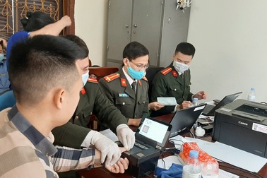 "Chiến dịch" làm thẻ căn cước công dân "hết việc chứ không hết giờ"