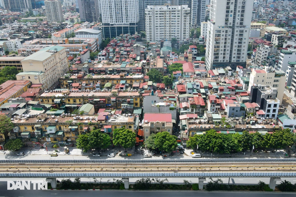 Cận cảnh khu cách ly hơn 2.000 người với nhiều lớp hàng rào ở Thanh Xuân - 1 Cận cảnh khu cách ly hơn 2.000 người với nhiều lớp hàng rào ở Thanh Xuân - 1