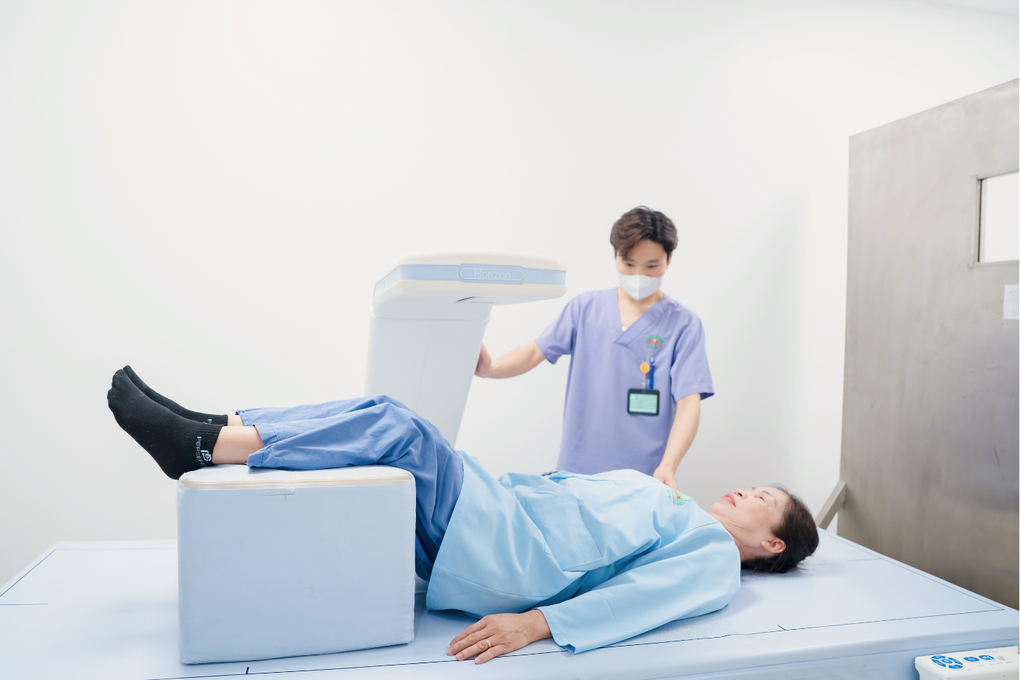 Đau nhức do loãng xương: Dùng thuốc giảm đau hay tiêm thuốc sinh học? - 2 Đau nhức do loãng xương: Dùng thuốc giảm đau hay tiêm thuốc sinh học? - 2
