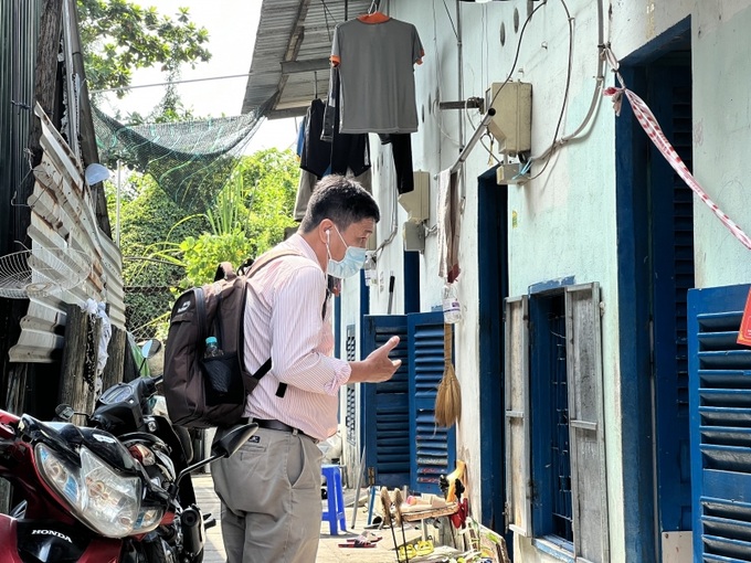 Đoàn cũng đã đi kiểm tra tra thực tế các khu vực đang có các hộ cách ly tại nhà ở xã Hiệp Phước – địa bàn có số ca mắc mới cao nhất trong 4 tuần gần nhất so với toàn huyện để đánh giá và kiểm tra các công tác quản lý, phòng chống dịch. Ghi nhận các bệnh nhân COVID-19 đang cách ly, điều trị tại nhà được cấp phát các túi thuốc kịp thời, người bệnh cũng tuân thủ các quy định phòng chống dịch.