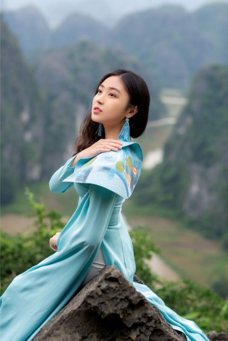 Đại sứ áo dài Việt Nam khoe bộ ảnh tuyệt đẹp trên đỉnh Hang Múa - 3 Đại sứ áo dài Việt Nam khoe bộ ảnh tuyệt đẹp trên đỉnh Hang Múa - 3