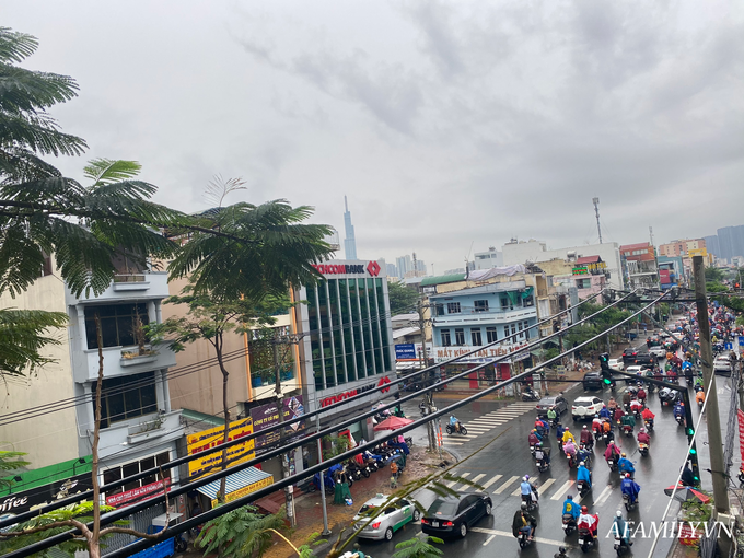 Mưa trắng trời sáng đầu tuần, người Sài Gòn bì bõm đi làm giữa đường kẹt xe, trẻ con mệt nhoài theo cha mẹ - Ảnh 1. Mưa trắng trời sáng đầu tuần, người Sài Gòn bì bõm đi làm giữa đường kẹt xe, trẻ con mệt nhoài theo cha mẹ - Ảnh 1.