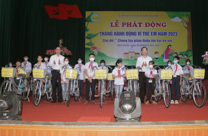 Các đồng chí: Hoàng Đức Trọng, Tỉnh ủy viên, Giám đốc Sở LĐ-TB&XH; Trần Đăng An, Phó Chủ tịch Ủy ban Mặt trận Tổ quốc tỉnh trao xe đạp cho trẻ em có hoàn cảnh đặc biệt.