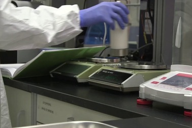 Sữa sẽ thay thế nhựa dẻo để trở thành màng bọc thực phẩm?