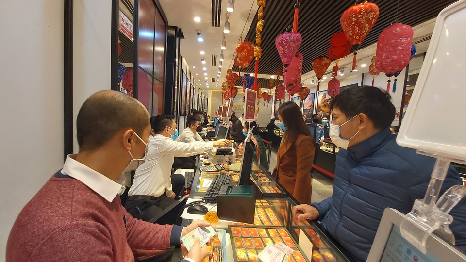 Mua vào, bán ra mất không 1 triệu đồng/lượng: Các cửa hàng vàng thưa thớt ngày vía Thần Tài - 1 Mua vào, bán ra mất không 1 triệu đồng/lượng: Các cửa hàng vàng thưa thớt ngày vía Thần Tài - 1