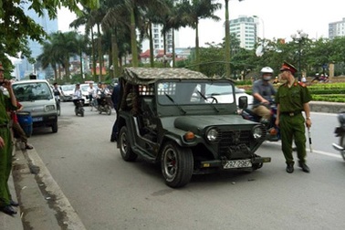 Hà Nội: Xe Jeep “rụng” bánh khi đang chạy