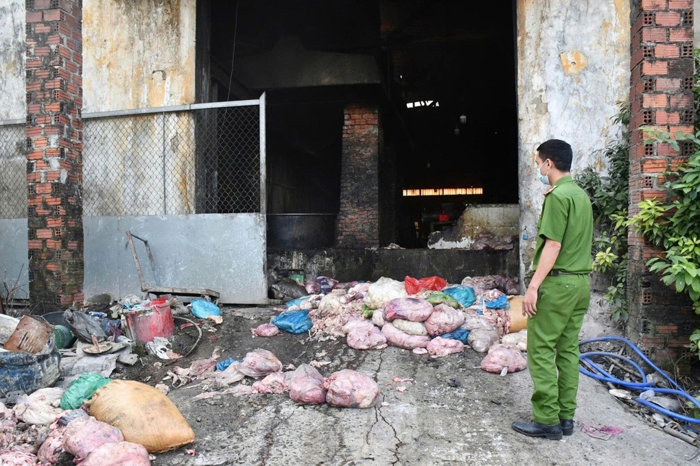 Phát hiện cơ sở chế biến mỡ động vật trái phép nằm trong nghĩa trang - 1