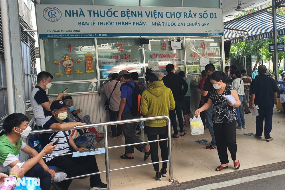Người bệnh ở TPHCM kiệt quệ vì thiếu thuốc, cơ sở y tế mượn nhau tạm để xài - 2 Người bệnh ở TPHCM kiệt quệ vì thiếu thuốc, cơ sở y tế mượn nhau tạm để xài - 2