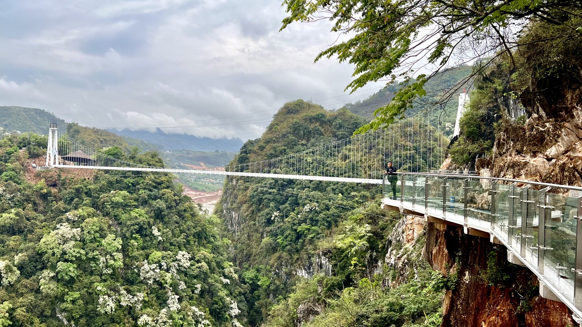 Việt Nam sắp khánh thành cây cầu kính qua vách núi dài nhất thế giới - 3 Việt Nam sắp khánh thành cây cầu kính qua vách núi dài nhất thế giới - 3