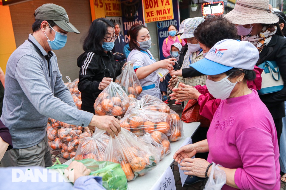 Phát miễn phí cam Hà Giang đến bệnh nhân, người lao động gặp khó khăn - 4 Phát miễn phí cam Hà Giang đến bệnh nhân, người lao động gặp khó khăn - 4