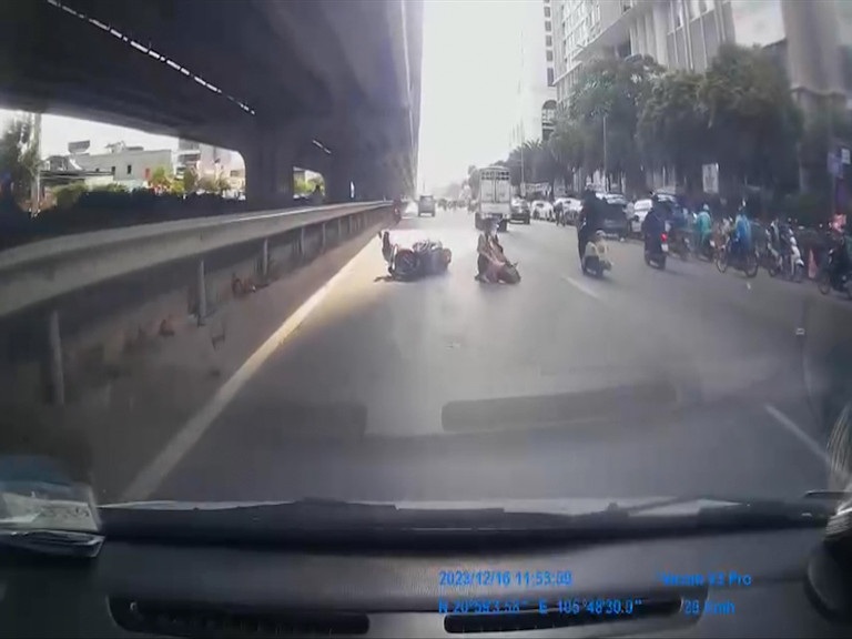 Hanoi: Mencari pemandu lori yang sengaja merempuh penunggang motosikal dan melarikan diri - 2 Hà Nội: Truy tìm tài xế xe tải cố tình chèn ngã người đi xe máy rồi bỏ chạy - 2