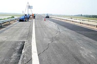 Khẩn trương tìm nguyên nhân nứt mặt đường cao tốc Nội Bài - Lào Cai