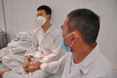 Bố tập tễnh đi xin từng đồng mong ghép thận cứu con