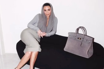 Kim "siêu vòng ba" hứng chỉ trích vì xách túi Hermès da voi hiếm