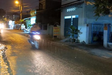TPHCM đón đêm mưa trái mùa