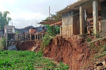 Sạt lở nghiêm trọng bờ sông Châu Đốc, di dời khẩn cấp 6 nhà dân