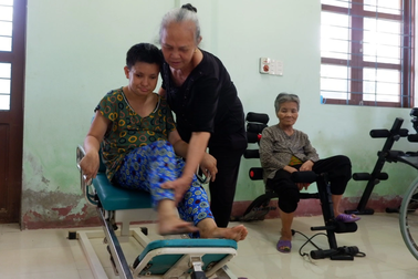 Người mẹ già đặc biệt của hàng trăm trẻ khuyết tật