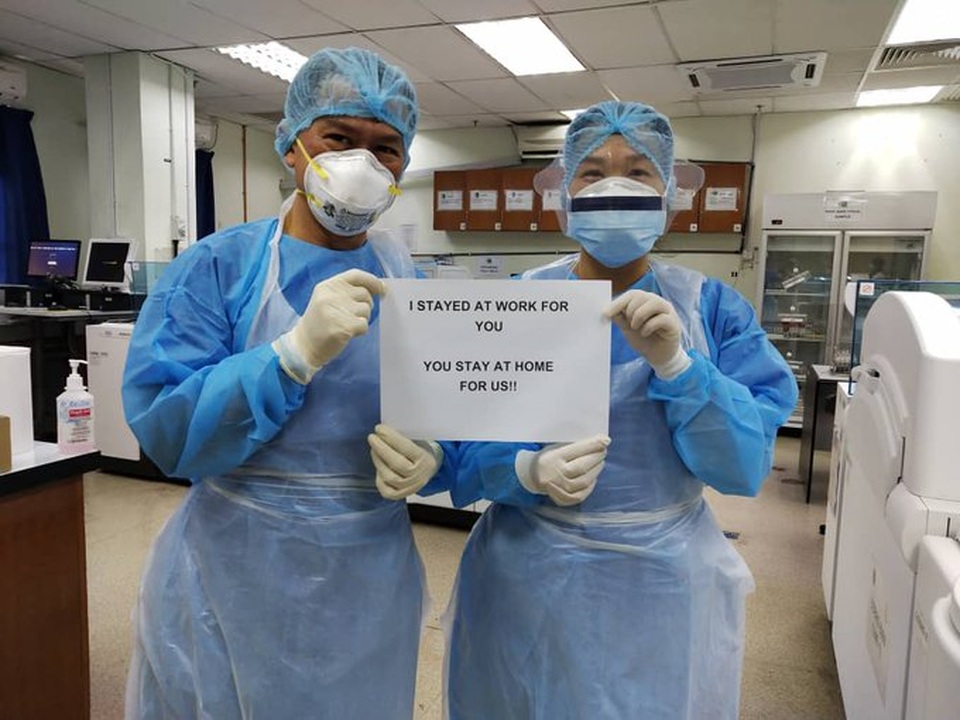 Ngừa Covid-19, y bác sĩ lan tỏa thông điệp “Xin bạn ở nhà vì chúng tôi” - 1 Ngừa Covid-19, y bác sĩ lan tỏa thông điệp “Xin bạn ở nhà vì chúng tôi” - 1