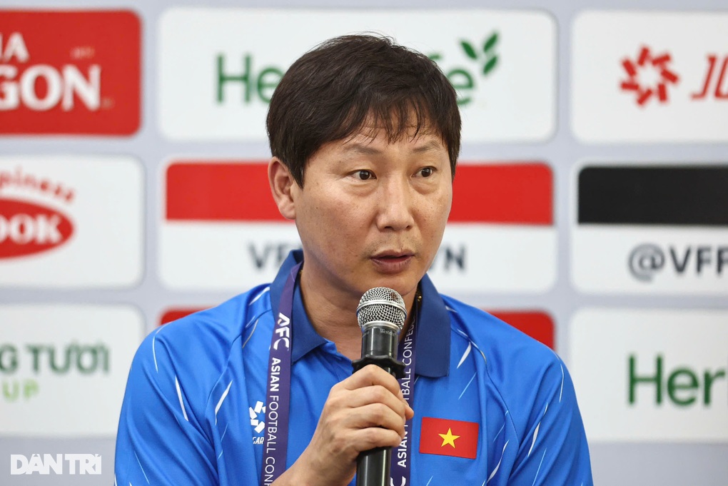 HLV Kim Sang Sik: Tiến Linh sẽ thay thế Xuân Son - 1