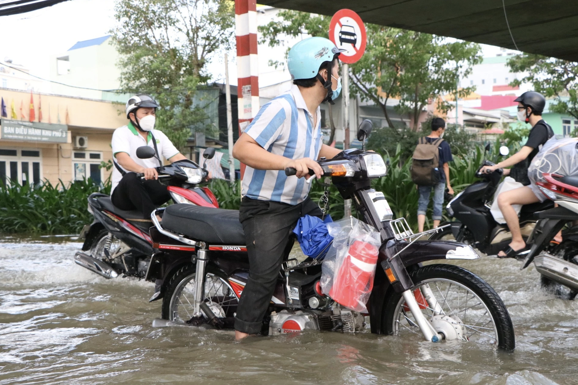 Triều cường ở TPHCM vượt báo động 3, nguy cơ ngập nặng nhiều nơi - 2