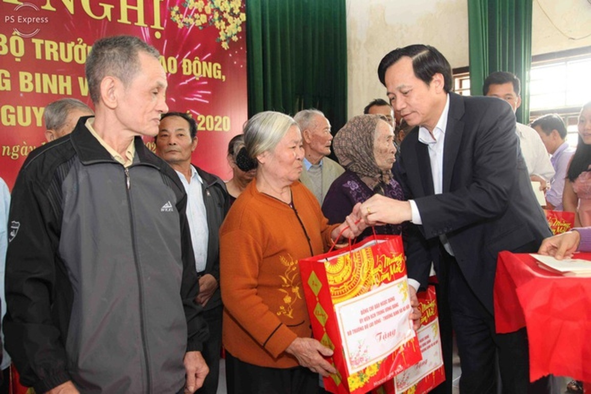 đào ngọc dung tặng quà người có công.jpg đào ngọc dung tặng quà người có công.jpg