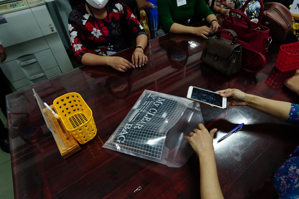 Chùm ảnh: Thí sinh đến sớm tranh thủ ôn bài trước buổi thi Ngữ văn - 6