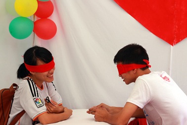 Bạn trẻ Hà Nội tìm kiếm “một nửa” qua trò chơi bịt mắt