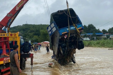 Cố băng qua dòng nước lũ, xe tải bị cuốn trôi