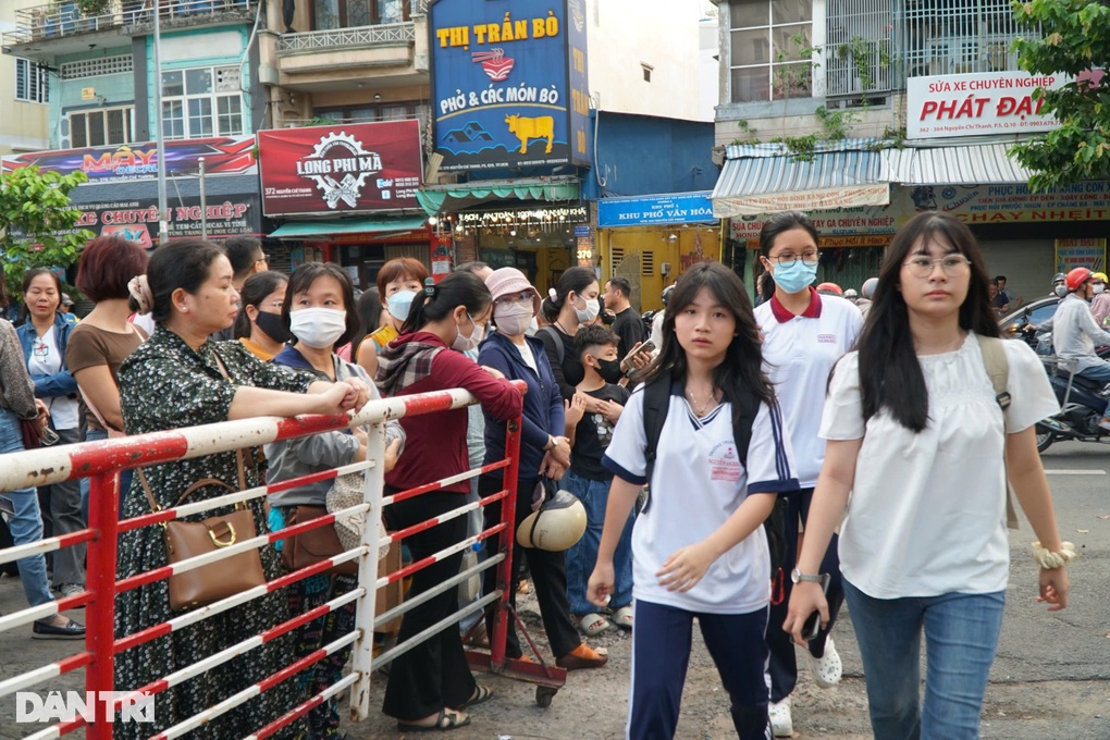 HCMC: បេក្ខជនចាប់ផ្តើមការប្រណាំងដើម្បីចូលថ្នាក់ទី 10 សមាមាត្រនៃការប្រកួតប្រជែង 1/6 - 2 TPHCM: Thí sinh bắt đầu cuộc đua vào lớp 10, tỷ lệ chọi 1/6 - 2