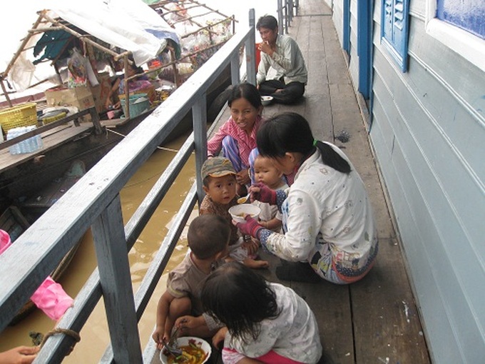 Sinh hoạt của gia đình trên biển hồ. 