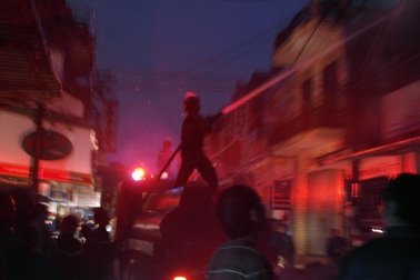 Tiệm phụ tùng xe máy cháy dữ dội trong mưa