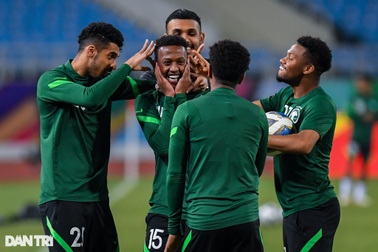 Đội tuyển Saudi Arabia chơi "bóng bàn", chịu phạt búng tai trên sân Mỹ Đình