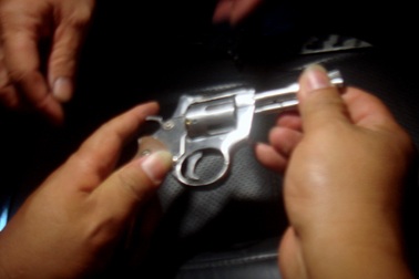 Khống chế người đi đường hòng thoát sự truy đuổi của công an