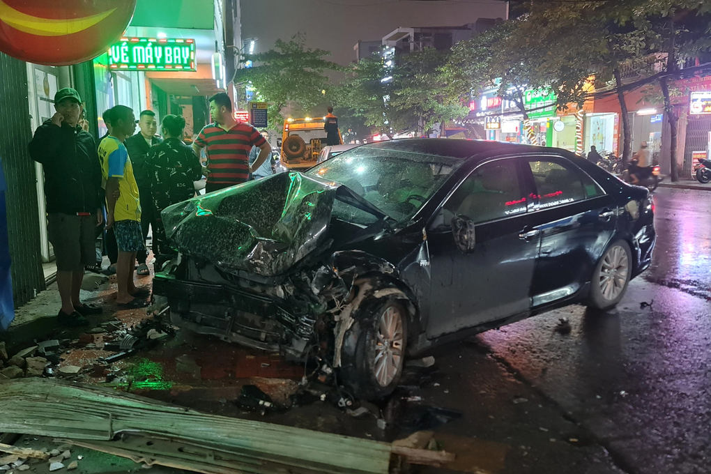 Xe Camry đâm liên hoàn nhiều ô tô, xe máy ở Nam Định - 2 Xe Camry đâm liên hoàn nhiều ô tô, xe máy ở Nam Định - 2