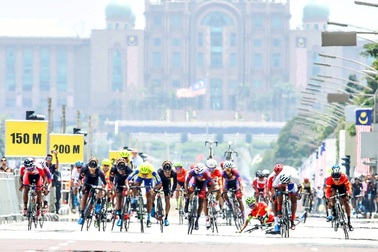 Ngã trước vạch đích, cua-rơ Việt Nam mất HCV tiếc nuối