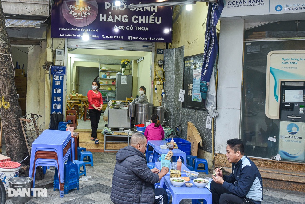 Phở gánh Hàng Chiếu bán ban ngày, khách tiếc nuối biểu tượng ăn đêm Hà Nội - 2 Phở gánh Hàng Chiếu bán ban ngày, khách tiếc nuối biểu tượng ăn đêm Hà Nội - 2