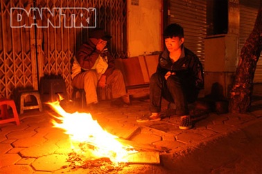 Người Hà Nội co ro bên “bếp lửa” trong đêm lạnh