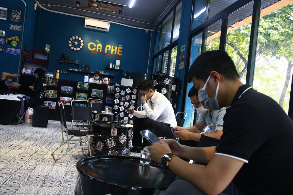Thợ cắt tóc Hà Nội làm việc hết công suất trong ngày đầu nới lỏng... - 3 Thợ cắt tóc Hà Nội làm việc hết công suất trong ngày đầu nới lỏng... - 3