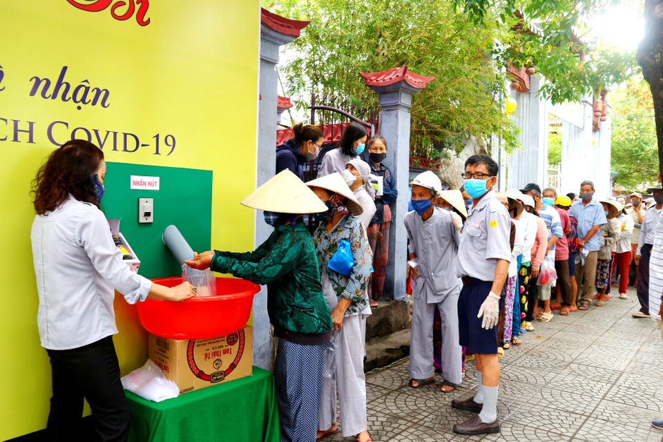 Người dân rơi nước mắt khi nhận quà từ “ATM gạo” đầu tiên tại Hội An - 2 Người dân rơi nước mắt khi nhận quà từ “ATM gạo” đầu tiên tại Hội An - 2