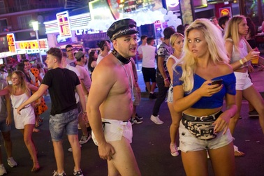 Du khách nước nào có ý thức kém nhất thế giới?