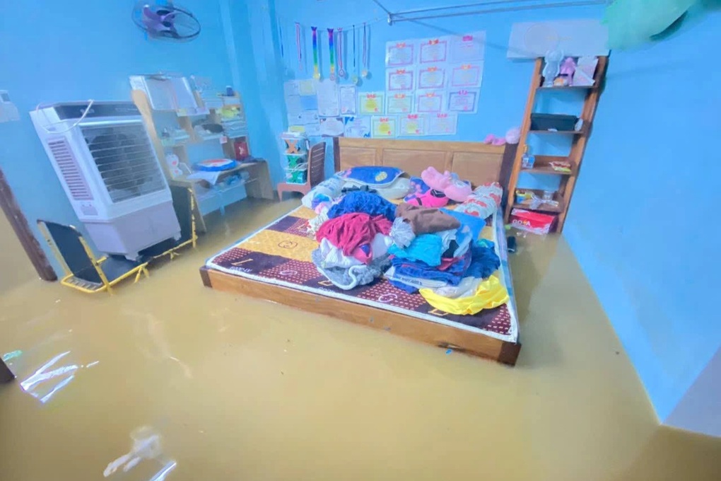 Hladina povodní rychle stoupá, Hue umožňuje studentům v nízko položených oblastech zůstat doma a nechodit do školy - 1 Nước lũ lên nhanh, Huế cho học sinh khu vực thấp trũng nghỉ học - 1