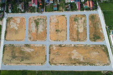 Đất "đóng băng", chính quyền hết vốn khiến công trình dang dở