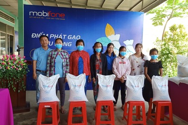 Trao 2 tấn gạo đến người dân khó khăn ở Bạc Liêu